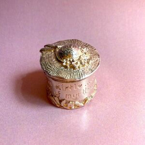 Silver Scenes vintage engraved trinket treasure pill box with hat lid